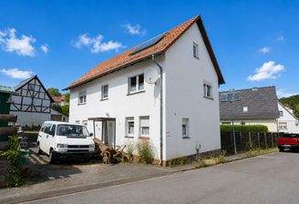 Wohnhaus Straßenansicht links