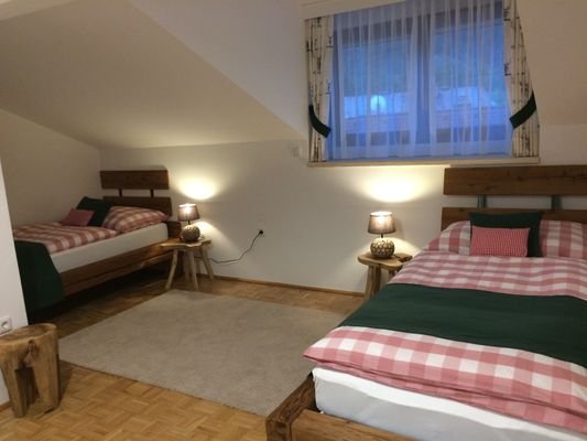 2. Schlafzimmer mit zwei Einzelbetten