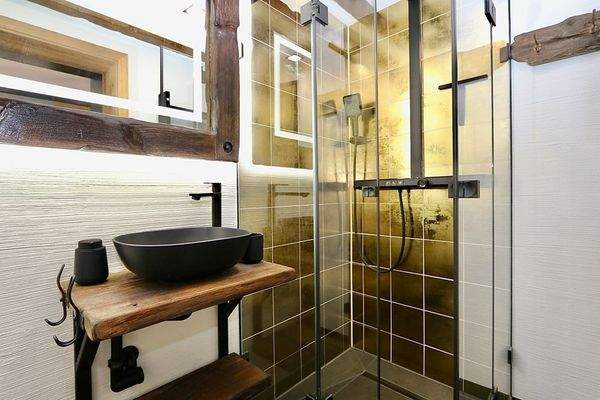 mit Dusche und Handtuchheizkörper 