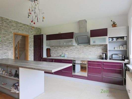 Einbauküche mit Arbeitstisch