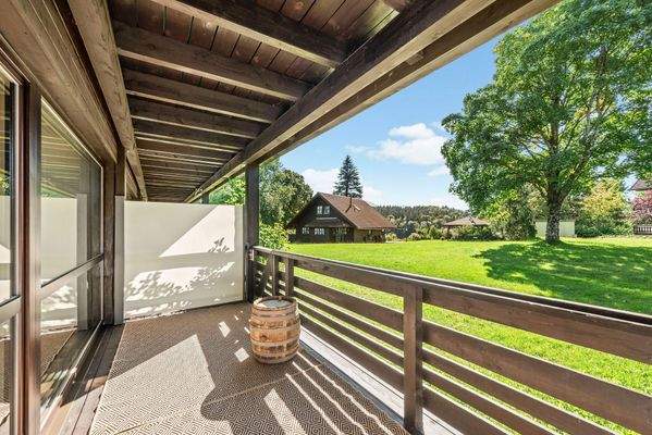 Terrasse Balkon mit Zugang in den Garten