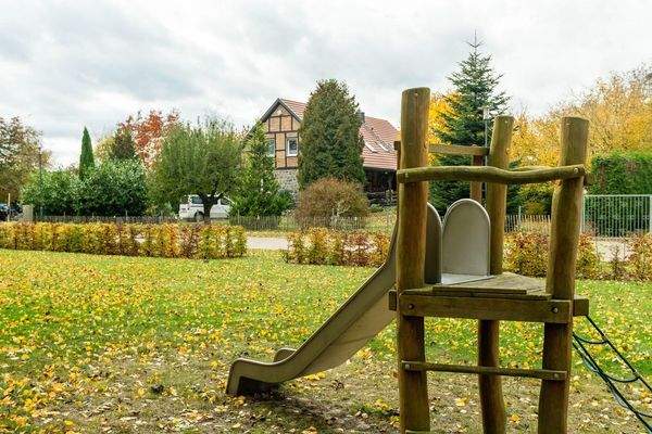 Spielplatz direkt vor dem Haus