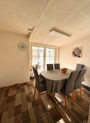 vom Esszimmer blickt man in den Garten