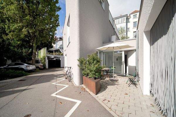 Hauseingang mit Carportstellplatz auf der rechten Seite