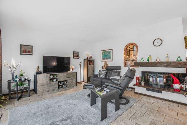 Wohn- und Esszimmer mit Kamin