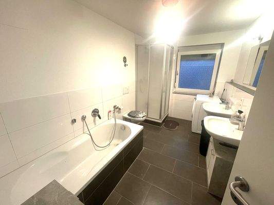 Tageslichtbad 1 OG Wohnung links