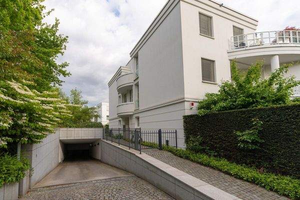 Hauseingang - Einfahrt TG