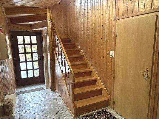 Eingangsbereich mit Treppe ins OG