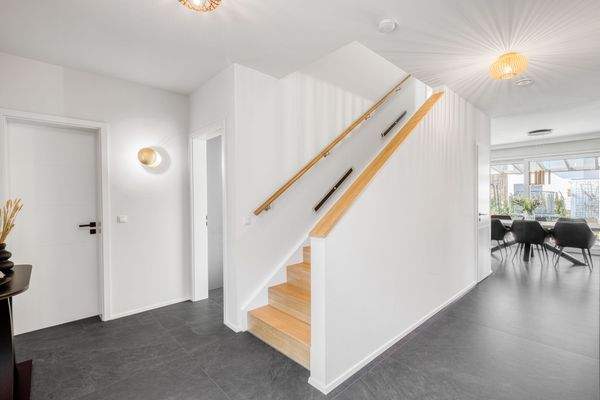 Zentraler Eingangsbereich mit moderner Treppenanlage und klarer Raumstruktur