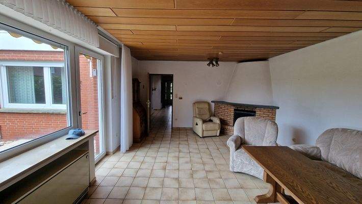 Wohnzimmer mit offenem Kamin