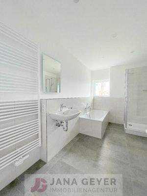 EG - Tageslichtbad, Wanne und Dusche