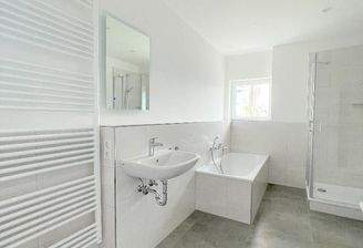 EG - Tageslichtbad, Wanne und Dusche