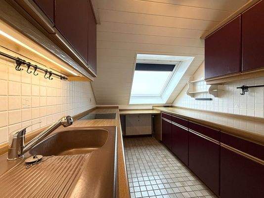 Küche mit Einbauküche und Geräten