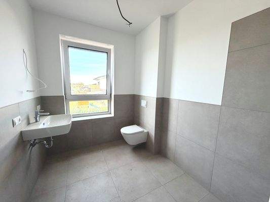 Modernes Badezimmer mit Fenster