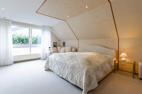 Hauptschlafzimmer mit eigenem Bad en Suit OG