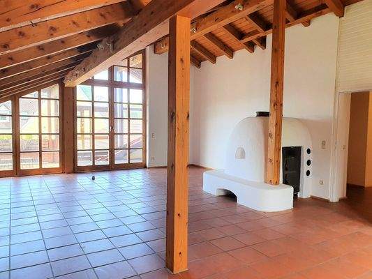 helles Wohnzimmer mit Kamin