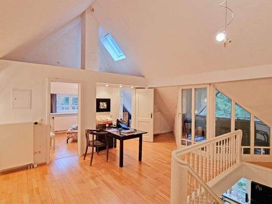 Diele im Dachgeschoss und Zugang zur Loggia