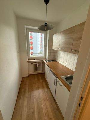 Schmale Küche mit Fenster