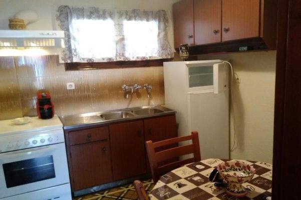 Kreta, Ammoudara: Haus mit 3 Wohnungen in Meeresnähe zu verkaufen