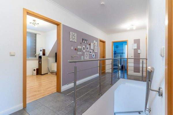 Flur OG mit Zimmer 1 und Bad