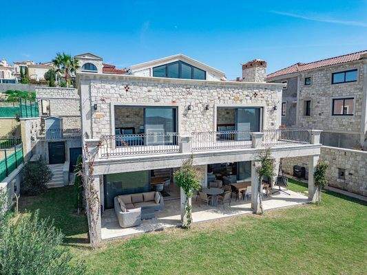 Detached Villa with Nature View and Swimming Pool in İzmir