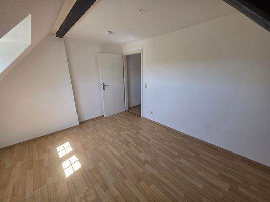 Helles Zimmer mit Dachschräge