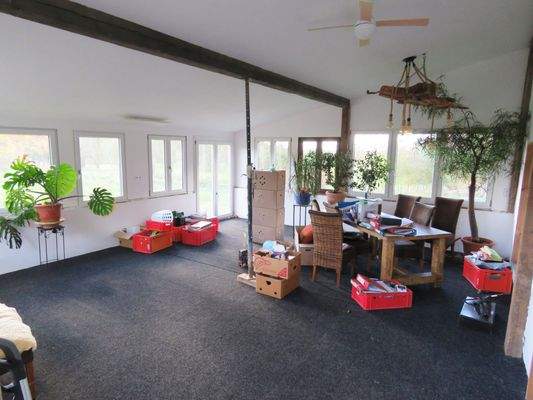 Wintergarten mit Ausgang auf das Grundstück 