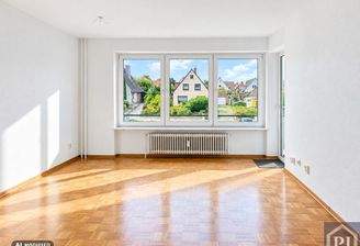 Lichtdurchflutetes Wohnzimmer mit Zugang zum Balkon
