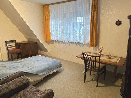 große, helle Zimmer durch Gauben- und Giebelfenster im Dachgeschoss