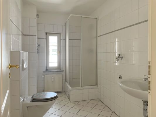 Bad mit Fenster und Dusche