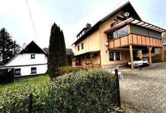 Wohnhaus mit Nebenhaus und Scheune