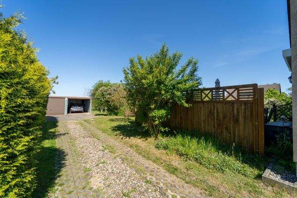 Grundstücksauffahrt zu den Garagen