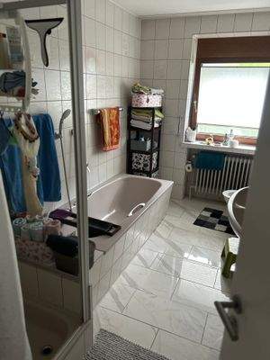 Badewanne und Dusche im Erdgeschoss 