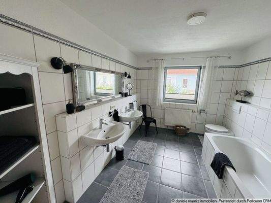 Schönes Bad mit Wanne und Dusche im OG