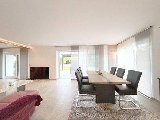 Blick von der Küche zum Essbereich des Wohnzimmers im EG