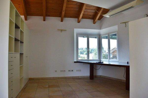 Bürobereich im Wohnzimmer