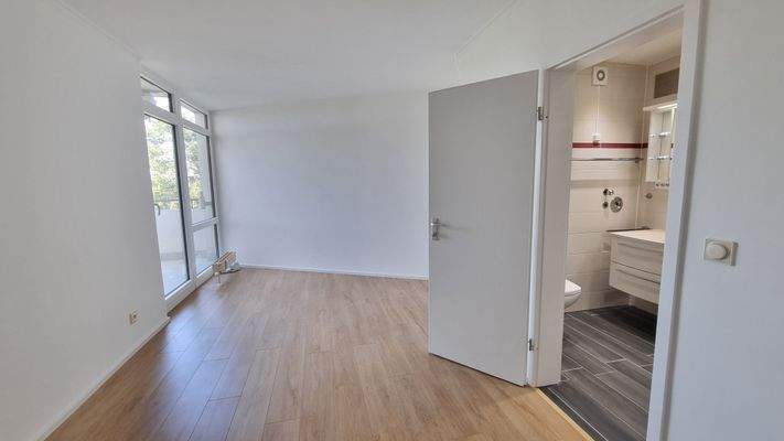 Schlafzimmer 1 mit Badezimmer 1 und Balkon