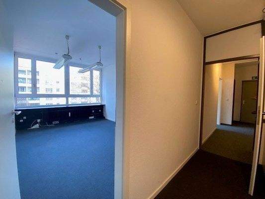 zum Raum 2 mit Flur zum Eingangsbereich