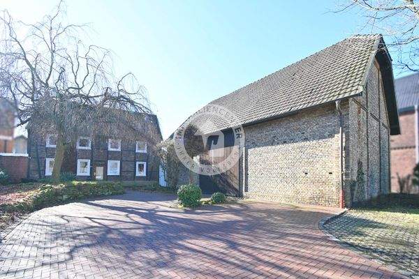 Ein Blick auf das Anwesen mit Hofeinfahrt