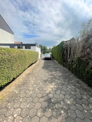 Separate Zufahrt Baugrundstück- Parkähnlicher Garten (2)