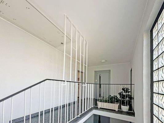 Treppenhaus / Aufzug 