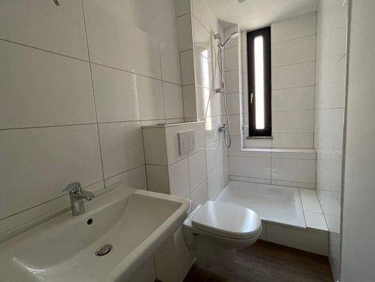 Modernes neues Tageslichtbad mit Dusche und Fenster!