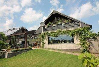 Rückseite mit Seitenblick auf die Terrasse