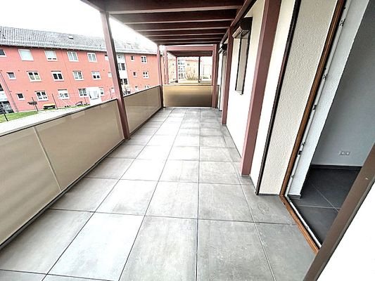 Großer überdachter Balkon