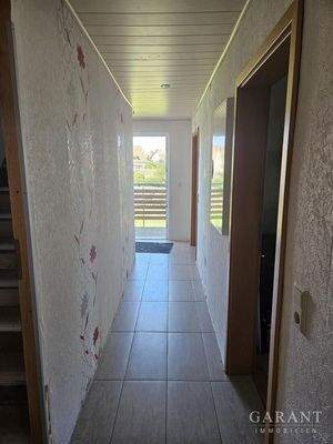 OG Wohnungsflur mit Haustür