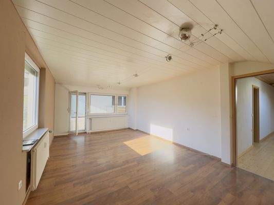 Wohnung 2 | Wohnzimmer mit Ausgang zur Dachterrasse