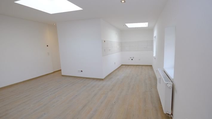 Wohnzimmer mit offener Küche