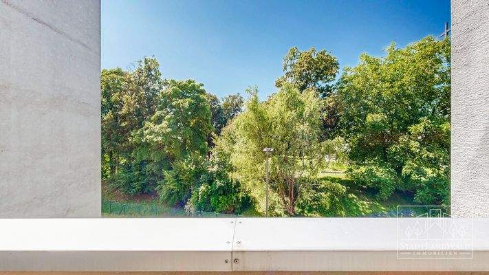 Blick vom Balkon ins Grüne