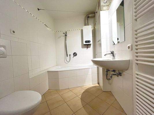 In der herrlichen Eckwanne können Sie den Alltag hinter sich lassen