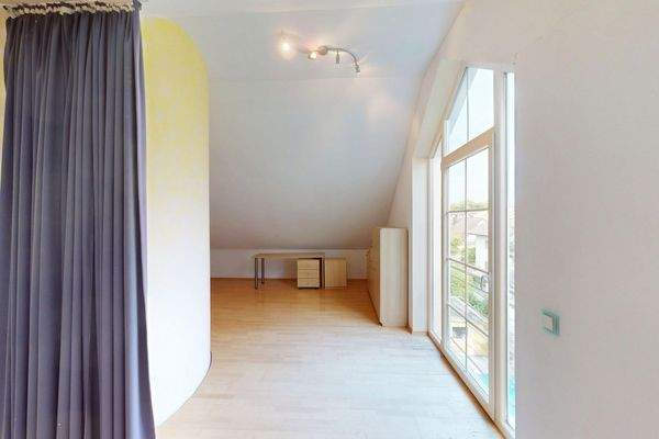 Schlafzimmer/Hobbyraum DG